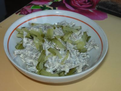 Салат из печени с огурчиками