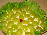 Слоенный салат с курицей и виноградом
