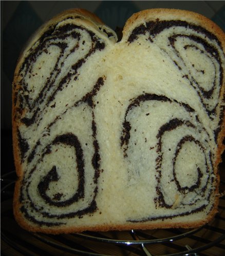 Сладкий хлеб с маком и сухофруктами.