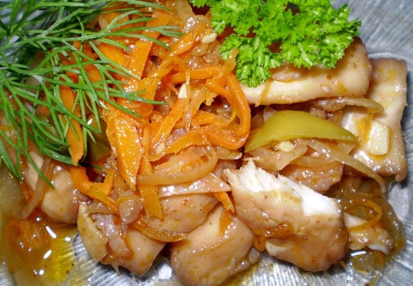 Салат с мясом и маринованным луком «Наслаждение»